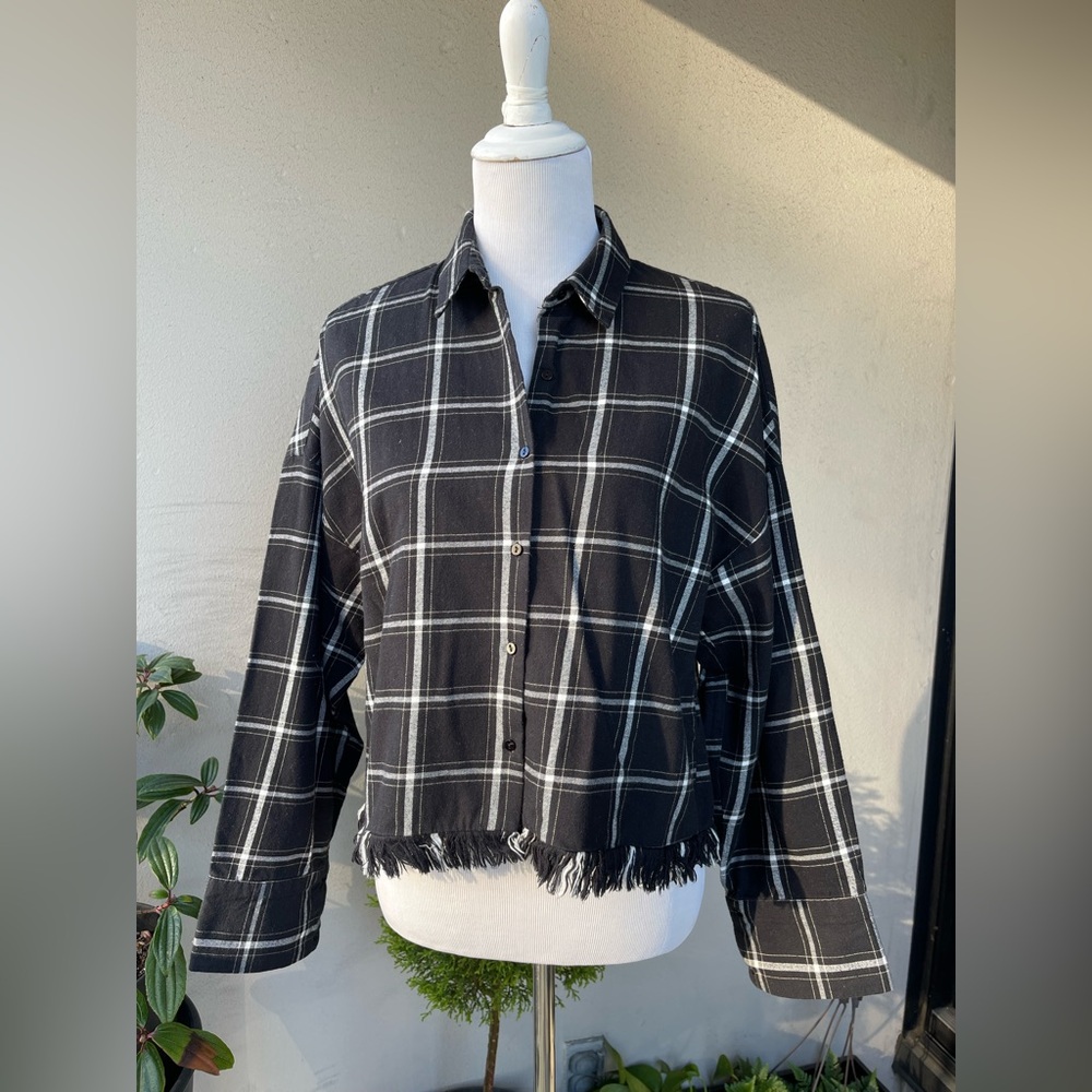 🌿 Zara Trafaluc Flannel Black & White Plaid Frayed Hem Shirt, Size M